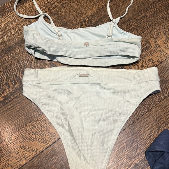 Billabong Bikini - Picture 2 of 3